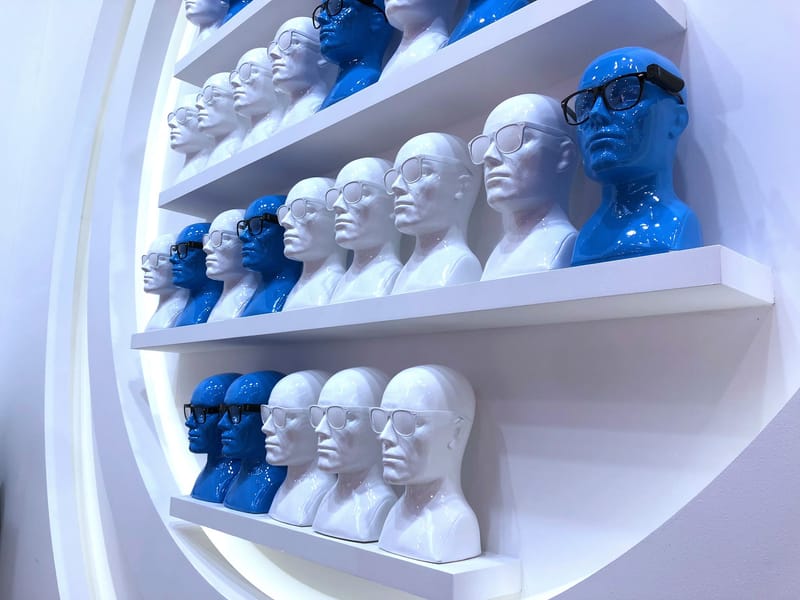 חברת ORCAM מתמחה בפיתוח מיכשור לכבדי ראייה ושמיעה. עיצוב התצוגה של המוצר נעשו בצורה שונה ומסקרנת והיו חלק משמעותי בעליית המחירות של החברה. 