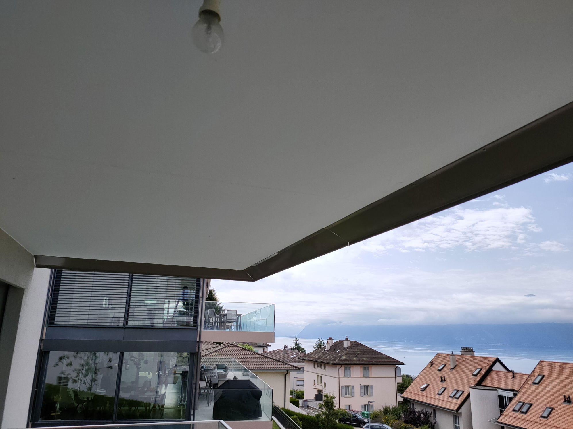 Installation d'une casquette dessous un balcon