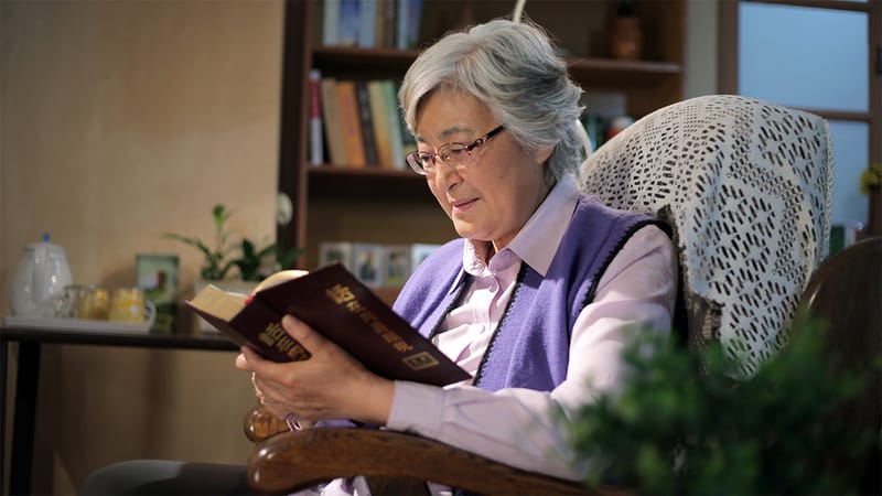 Mama de la țară își întâlnește nora de la oraș