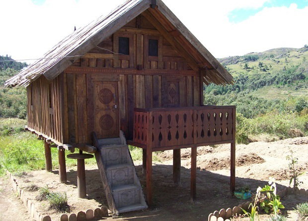 Cahier 12: MAISON MALGACHE EN BOIS DES PLATEAUX:ZAFIMANIRY.