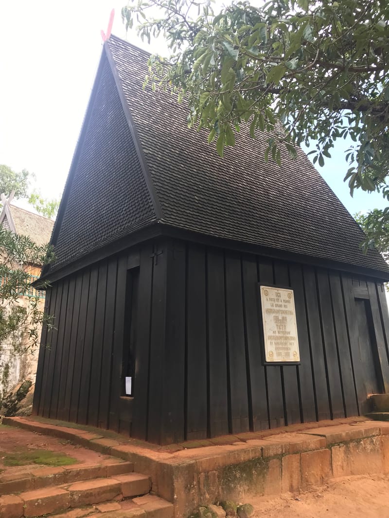 Cahier 8. MAISON MALGACHE EN BOIS, DES PLATEAUX. IMERINA, 19ème Siècle.