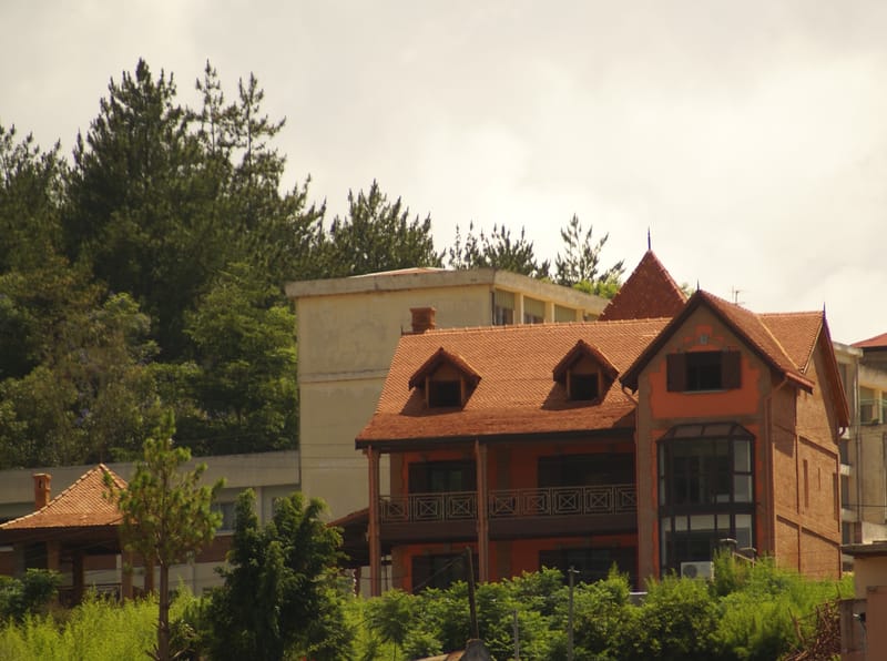 CAHIER 19: LES MAISONS NEO-MALGACHES