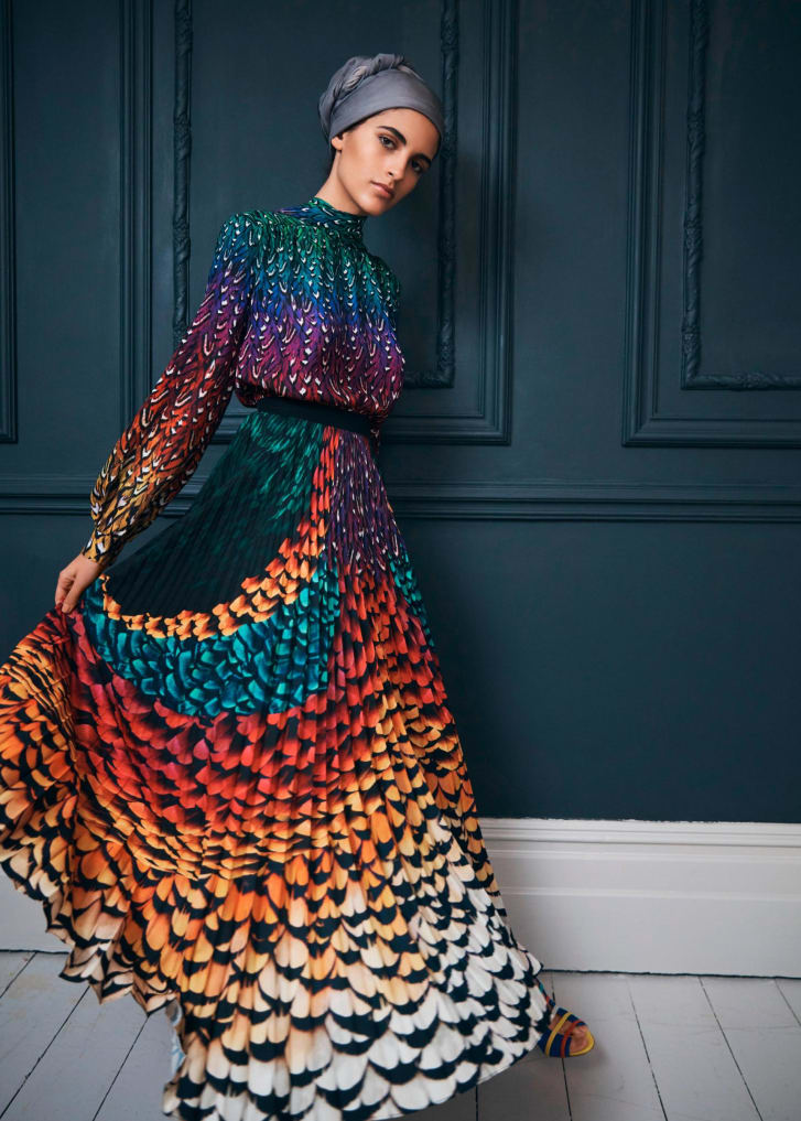 שילוב בדים צבעוניים באופנה צנועה ומודרנית