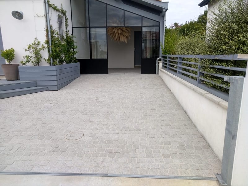Aménagement entrée d'un particulier en pavés