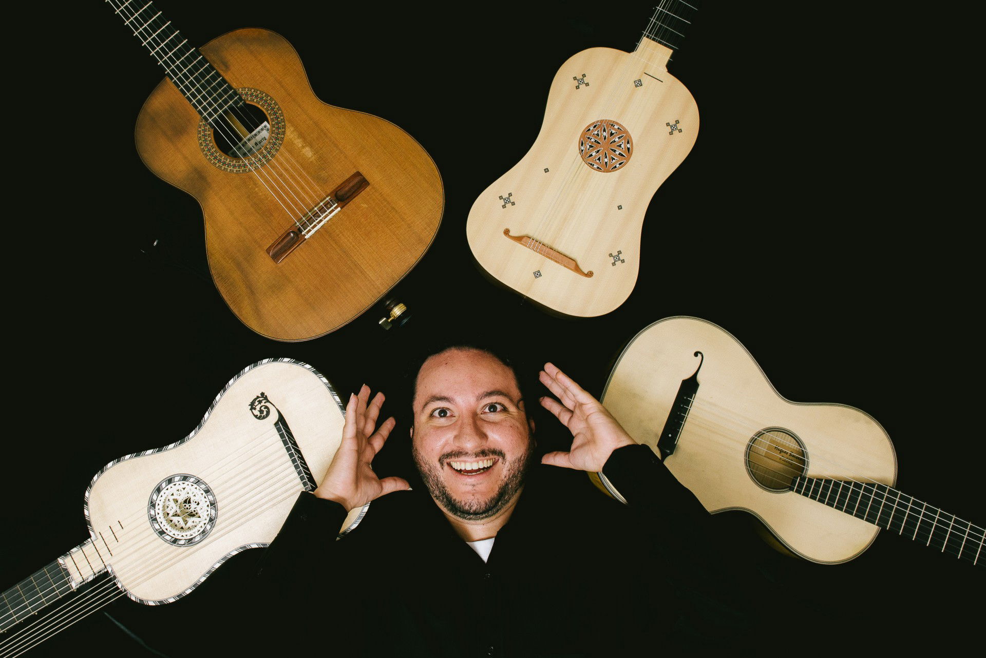 Violonista Alvaro Henrique toca obras de César Guerra-Peixe no palco do CTJ Hall