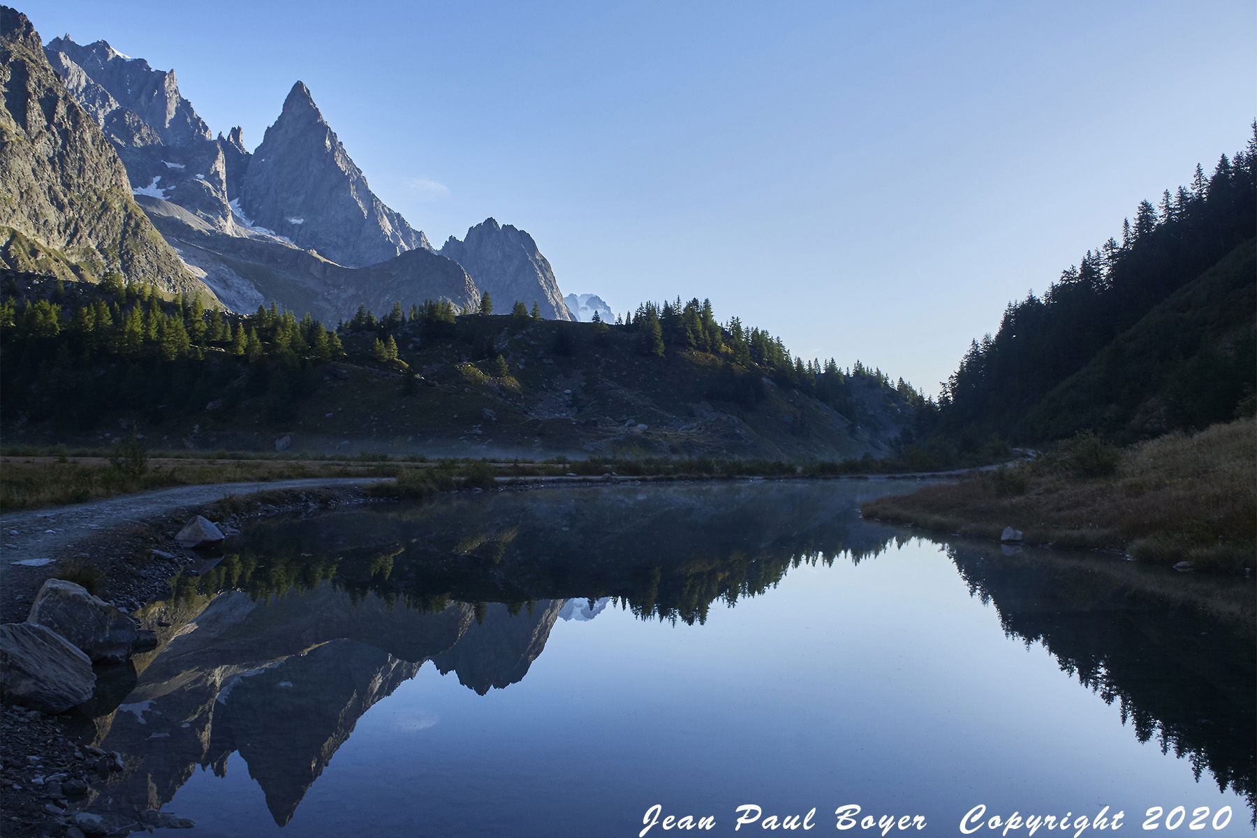 Italie Val Veni Lac de Combal Aiguille Noire de Peuterey 3772m