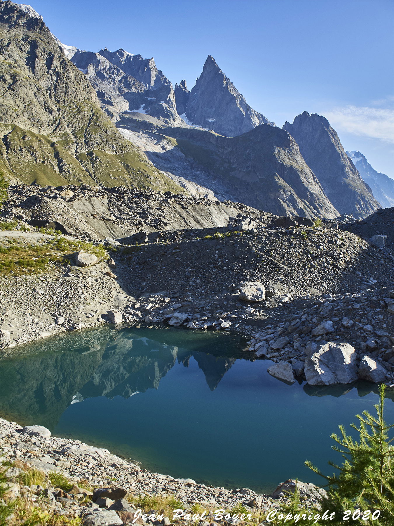 Italie Val Veni Lac du Miage Aiguille Noire de Peuterey 3772m