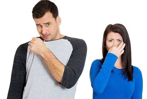 Hoi nach co lay lan qua quan ao khong