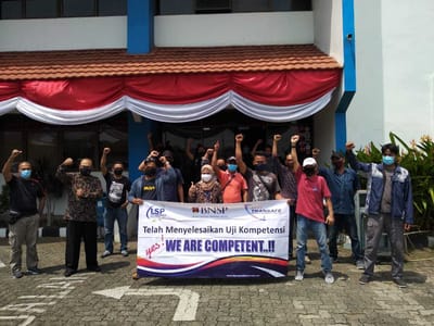 PERUSAHAAN OIL AND GAS SUPPORT MEMPERCAYAKAN UJI KOMPETENSI  TEKNISI BEKERJA DI KETINGGIANNYA KEPADA LSP TRANSAFE