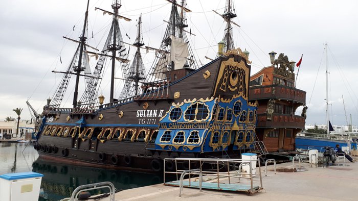 جولة بحرية في سفسنة القراصنة في انطاليا تركيا