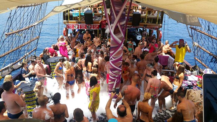 جولة بحرية في سفسنة القراصنة في انطاليا تركيا