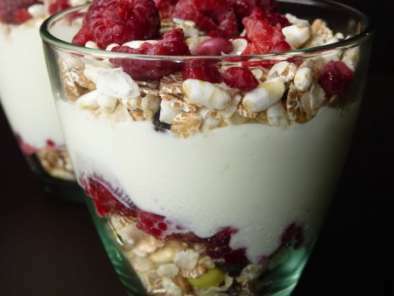 VERRINE FROMAGE BLANC-MUESLI-FRUITS ROUGES