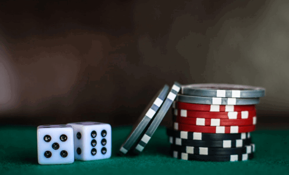 Apakah Poker Online Lebih Baik Daripada Poker Langsung?