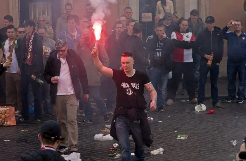 แฟนหนุ่มในรูปไวรัสนี้ถูกอ้างว่าเป็นหนึ่งในลูกชายคนอื่น ๆ ของชายคนนั้น