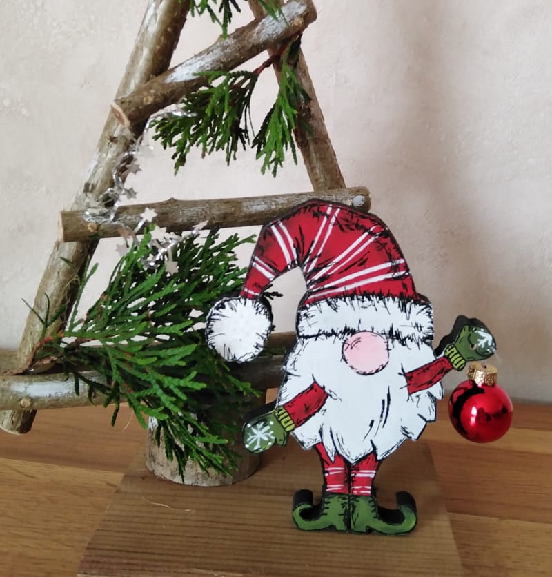 Petit lutin au pied de son sapin