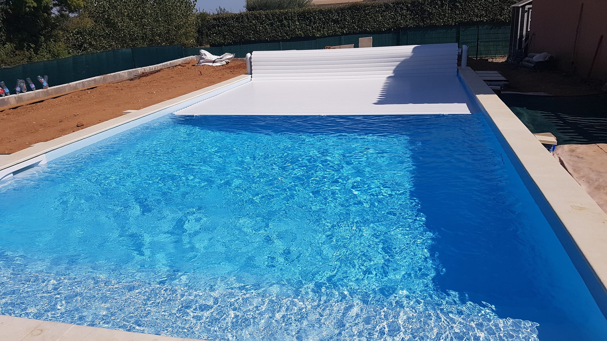 Piscine Magiline avec liner gris clair et volet de sécurité hors sol