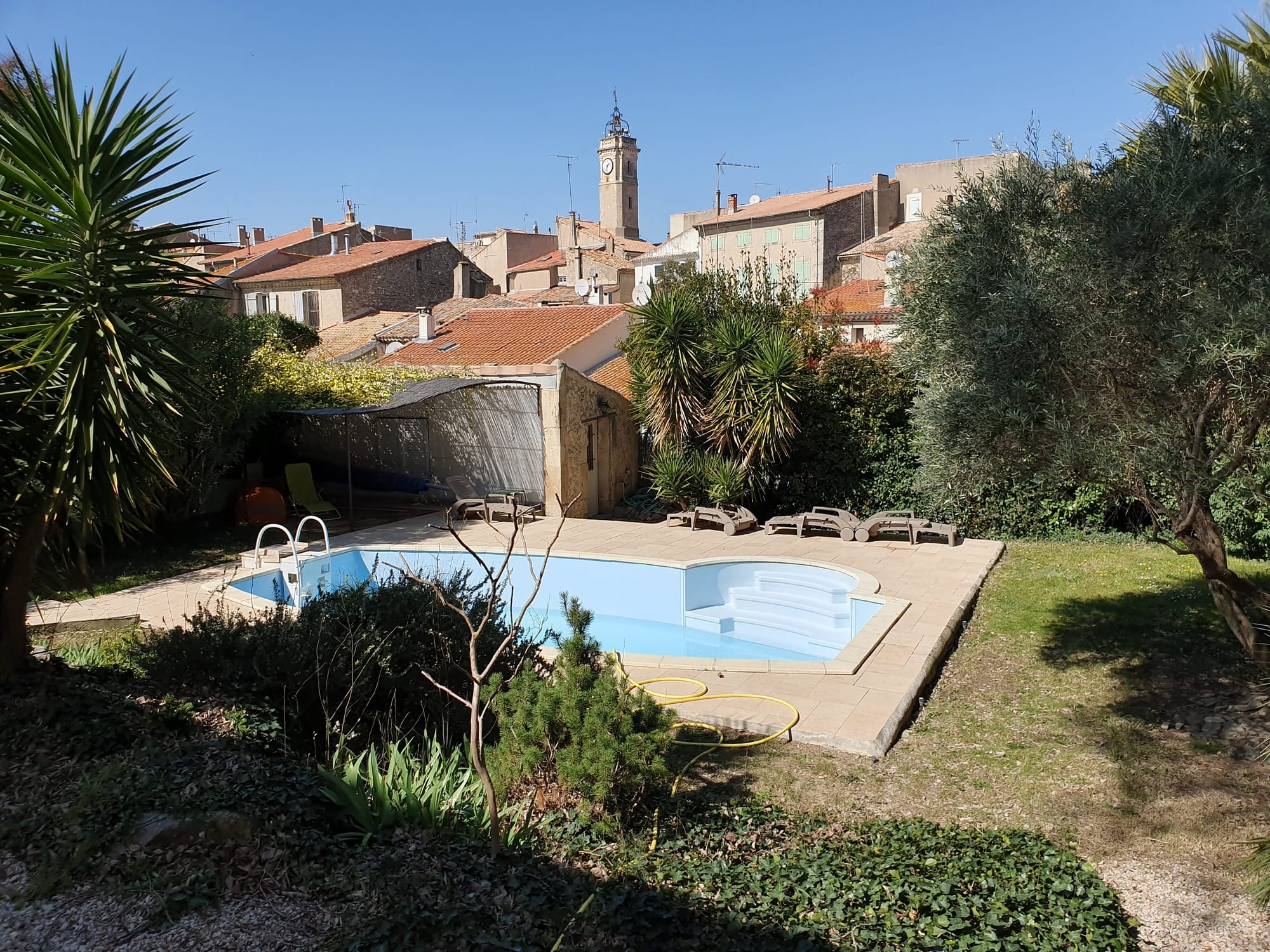 Rénovation piscine ovoide avec escalier acrylique