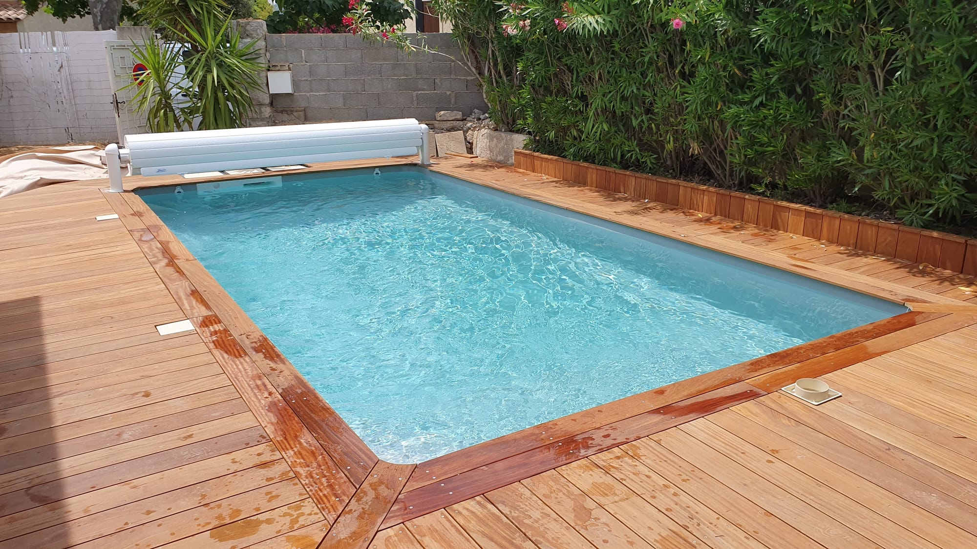 Piscine Magiline avec liner gris clair et volet de sécurité hors sol