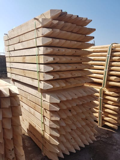 Vierkantpfosten, Eiche, gleichschenklig, einseitig gespitzt u. gekappt