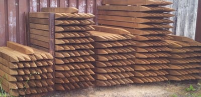 Vierkantpfosten, Eiche, Kdi braun, gleichschenklig, einseitig gespitzt u. gekappt