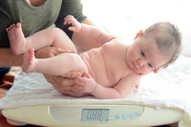 Bé nhà bạn có nhẹ cân không? Bây giờ có 1 cách giúp bạn biết