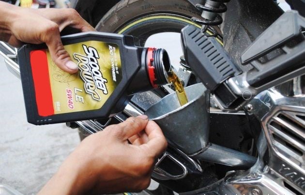 Đi bao nhiêu lâu thì thay dầu cho xe máy?