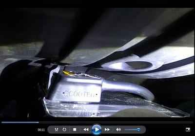 Interaction du siège avec le connecteur de la batterie secondaire