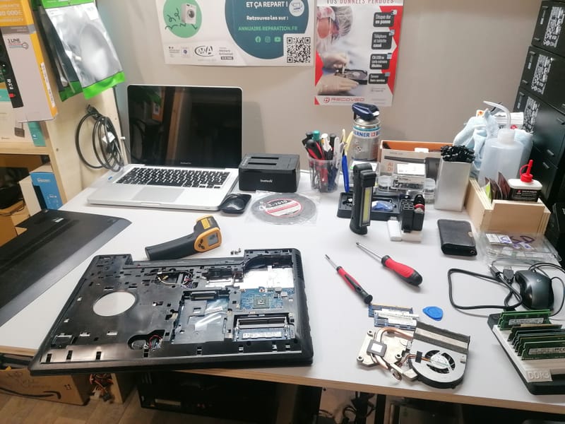 Quand la Technologie A Besoin d'Aide: Images de Réparations d'Ordinateurs