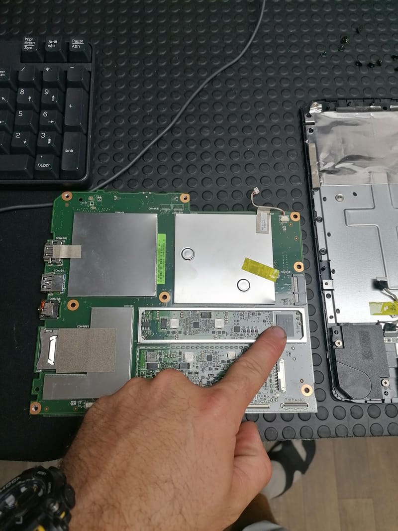 Quand la Technologie A Besoin d'Aide: Images de Réparations d'Ordinateurs