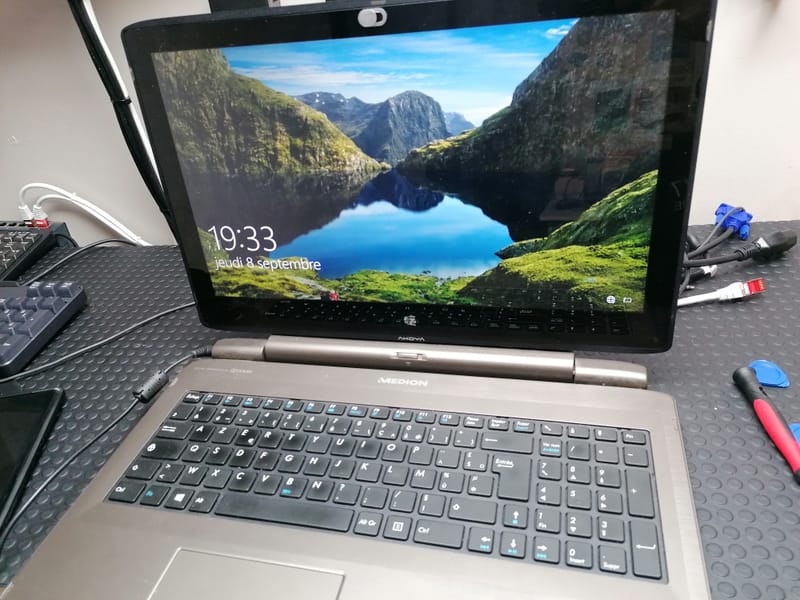 Quand la Technologie A Besoin d'Aide: Images de Réparations d'Ordinateurs