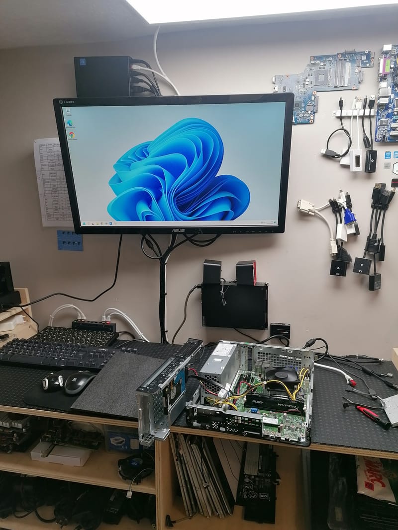 Quand la Technologie A Besoin d'Aide: Images de Réparations d'Ordinateurs