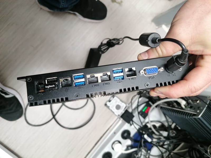 Quand la Technologie A Besoin d'Aide: Images de Réparations d'Ordinateurs