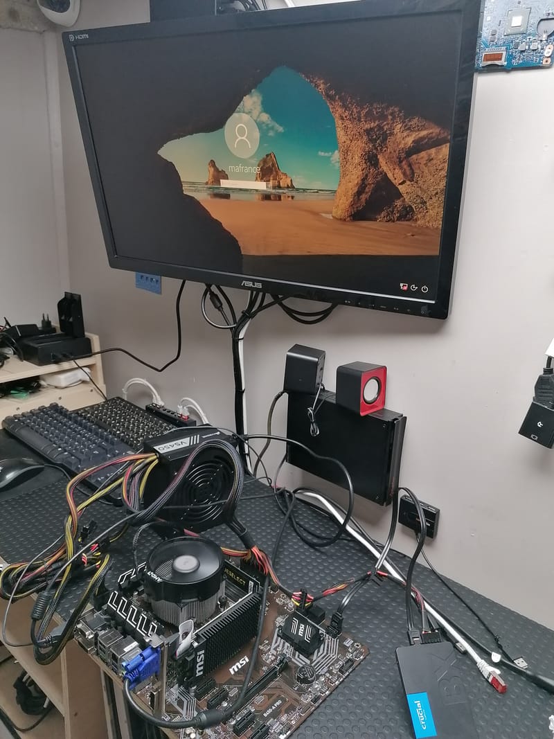 Quand la Technologie A Besoin d'Aide: Images de Réparations d'Ordinateurs