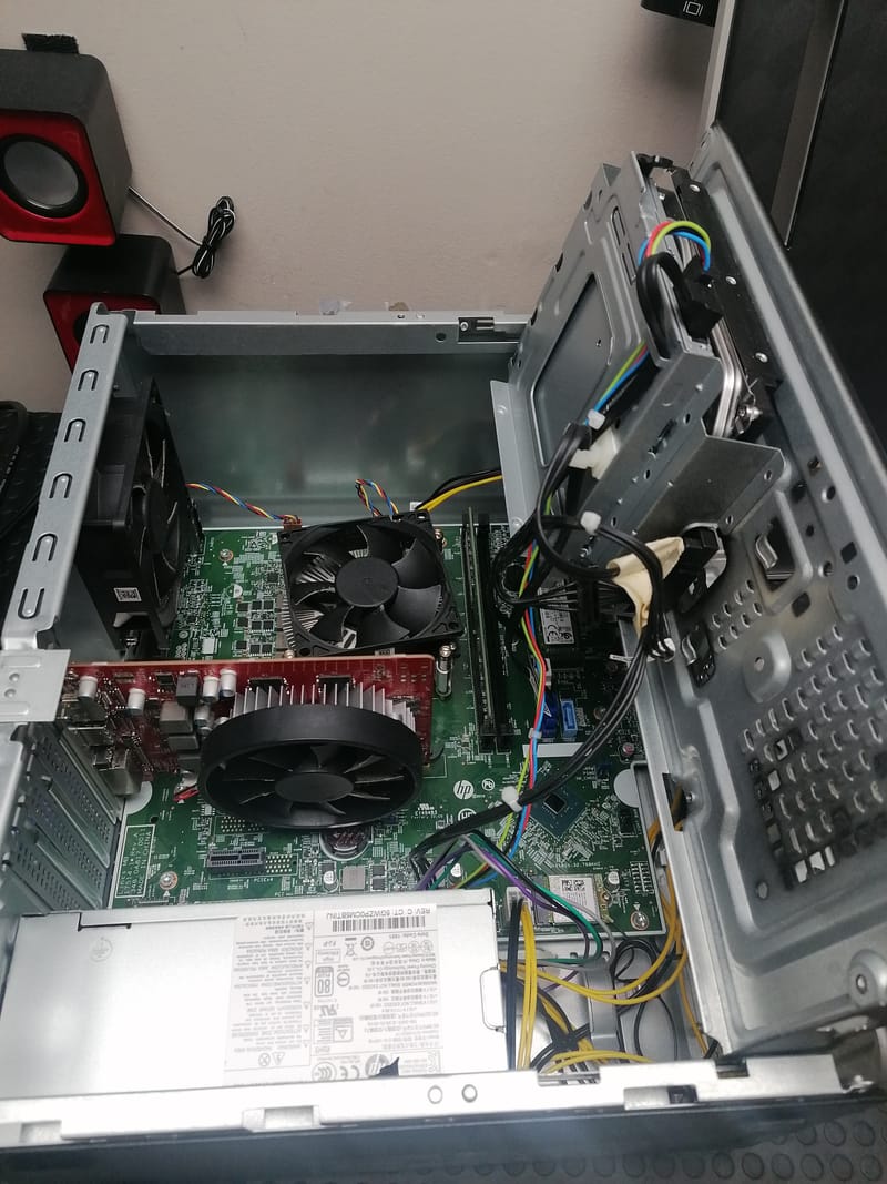 Quand la Technologie A Besoin d'Aide: Images de Réparations d'Ordinateurs