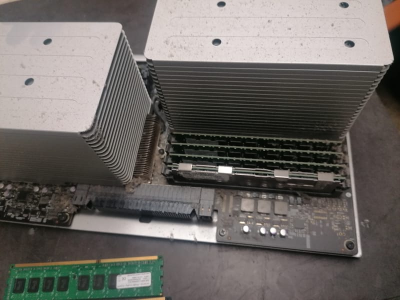 Quand la Technologie A Besoin d'Aide: Images de Réparations d'Ordinateurs