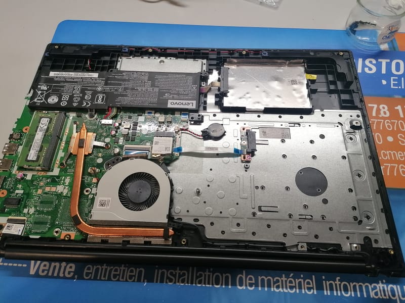 Quand la Technologie A Besoin d'Aide: Images de Réparations d'Ordinateurs