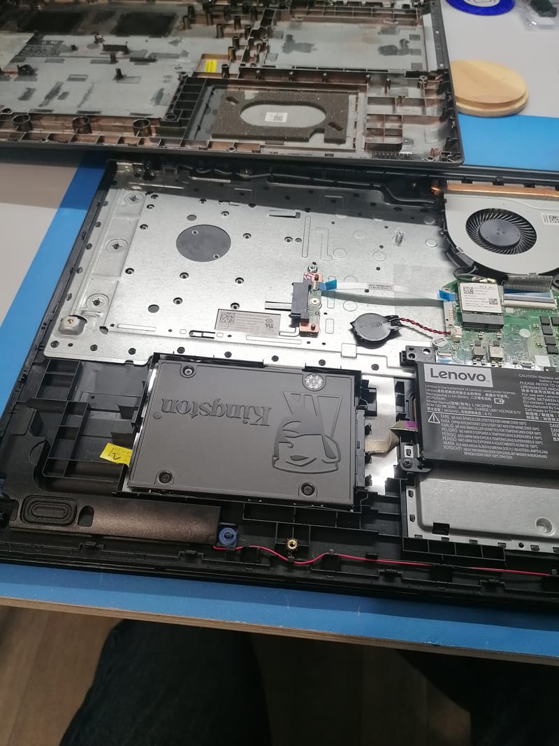 Quand la Technologie A Besoin d'Aide: Images de Réparations d'Ordinateurs