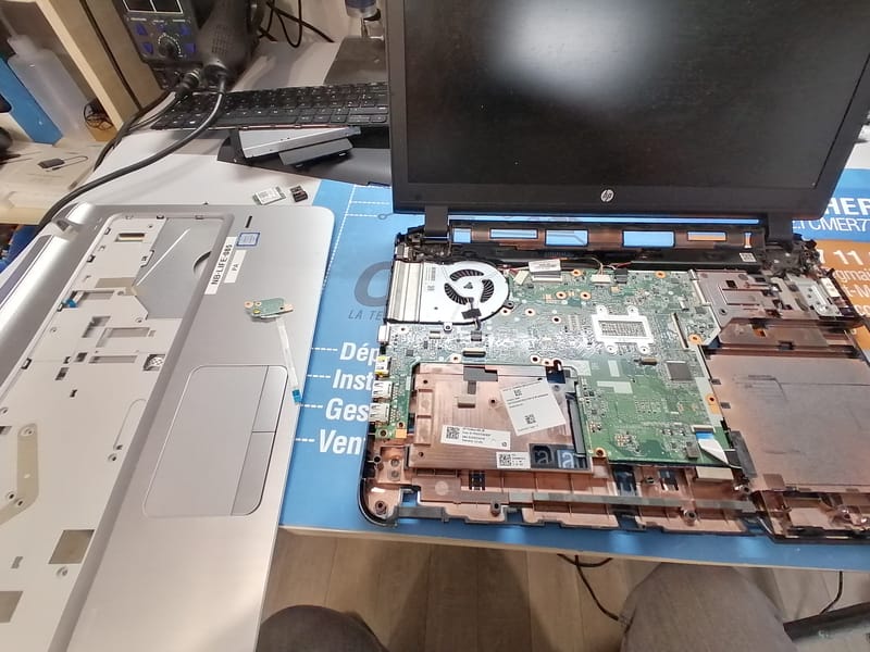 Quand la Technologie A Besoin d'Aide: Images de Réparations d'Ordinateurs