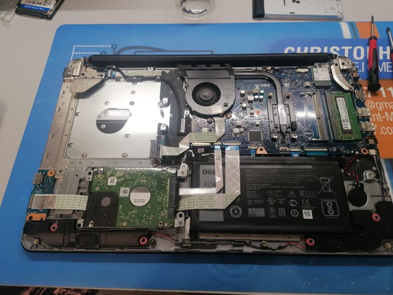 Quand la Technologie A Besoin d'Aide: Images de Réparations d'Ordinateurs