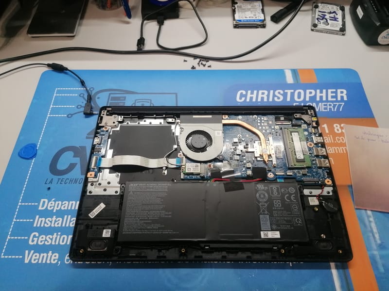 Quand la Technologie A Besoin d'Aide: Images de Réparations d'Ordinateurs