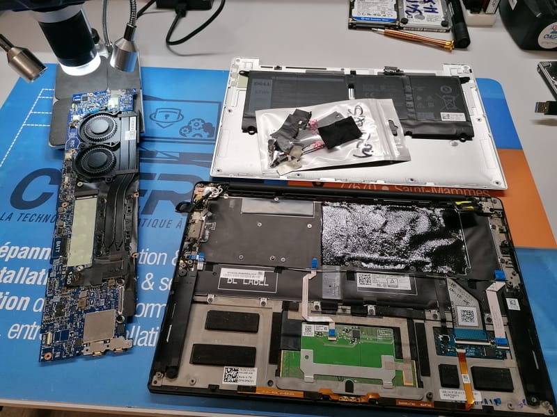 Quand la Technologie A Besoin d'Aide: Images de Réparations d'Ordinateurs