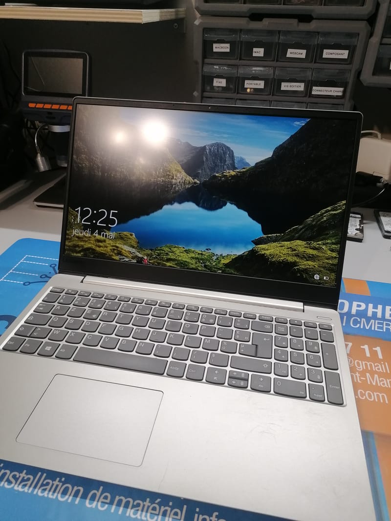 Quand la Technologie A Besoin d'Aide: Images de Réparations d'Ordinateurs