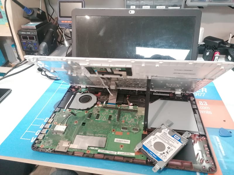 Quand la Technologie A Besoin d'Aide: Images de Réparations d'Ordinateurs