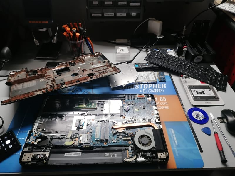 Quand la Technologie A Besoin d'Aide: Images de Réparations d'Ordinateurs