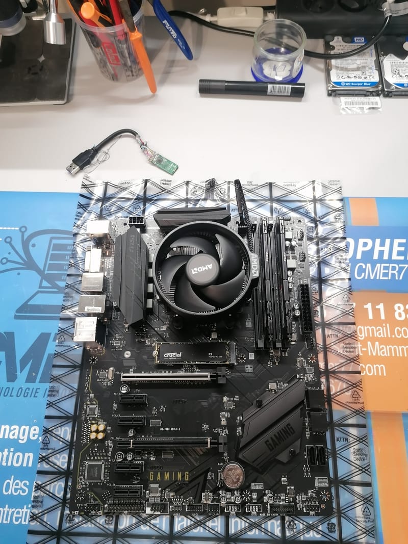 Quand la Technologie A Besoin d'Aide: Images de Réparations d'Ordinateurs