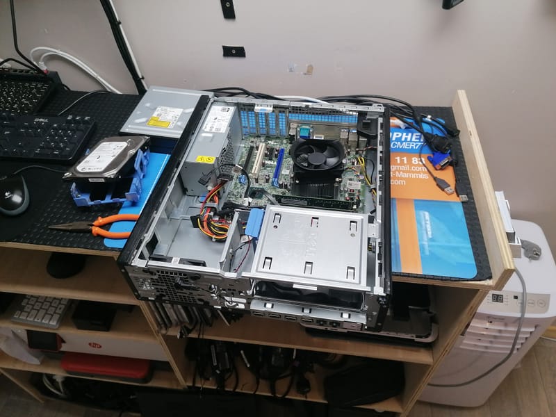 Quand la Technologie A Besoin d'Aide: Images de Réparations d'Ordinateurs