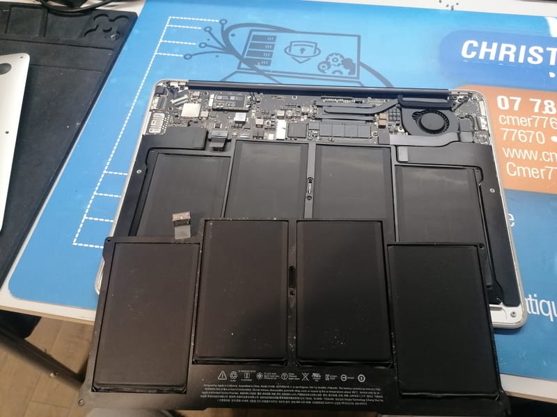 Quand la Technologie A Besoin d'Aide: Images de Réparations d'Ordinateurs