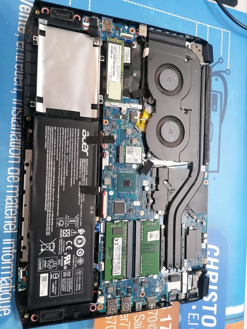 Quand la Technologie A Besoin d'Aide: Images de Réparations d'Ordinateurs