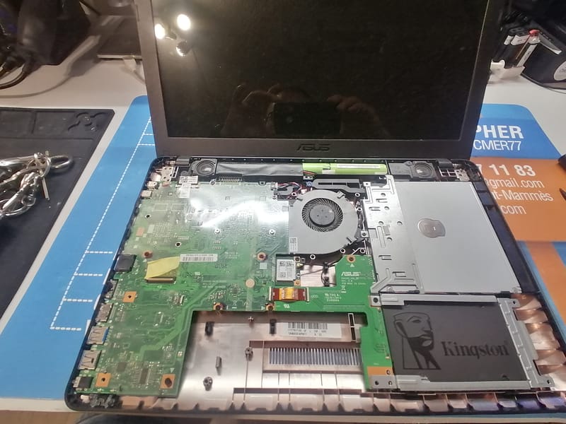 Quand la Technologie A Besoin d'Aide: Images de Réparations d'Ordinateurs