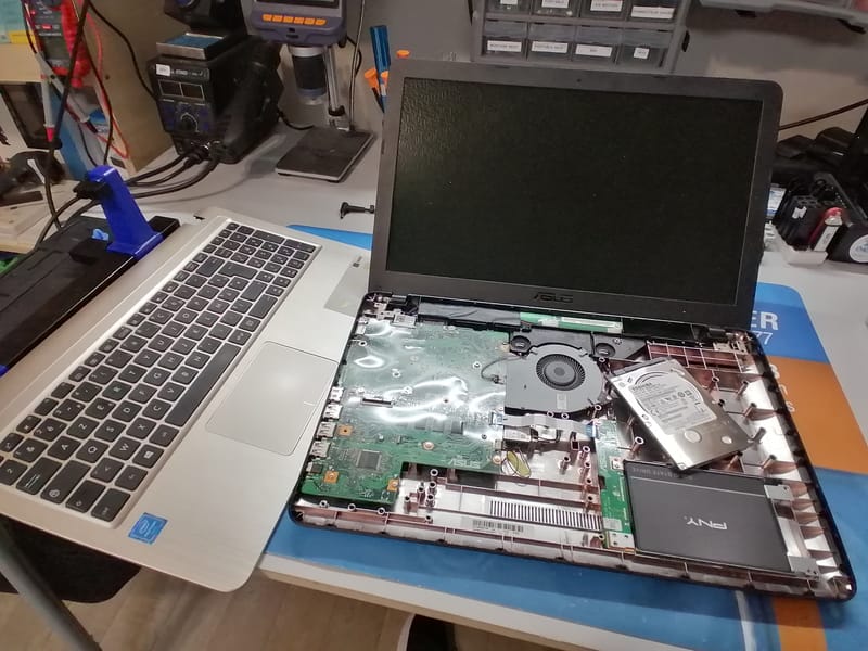 Quand la Technologie A Besoin d'Aide: Images de Réparations d'Ordinateurs